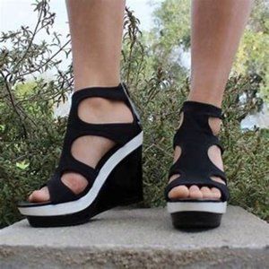 Simply Vera Vera Wang Black and White Platform Wedge Sandal (Size 9B)